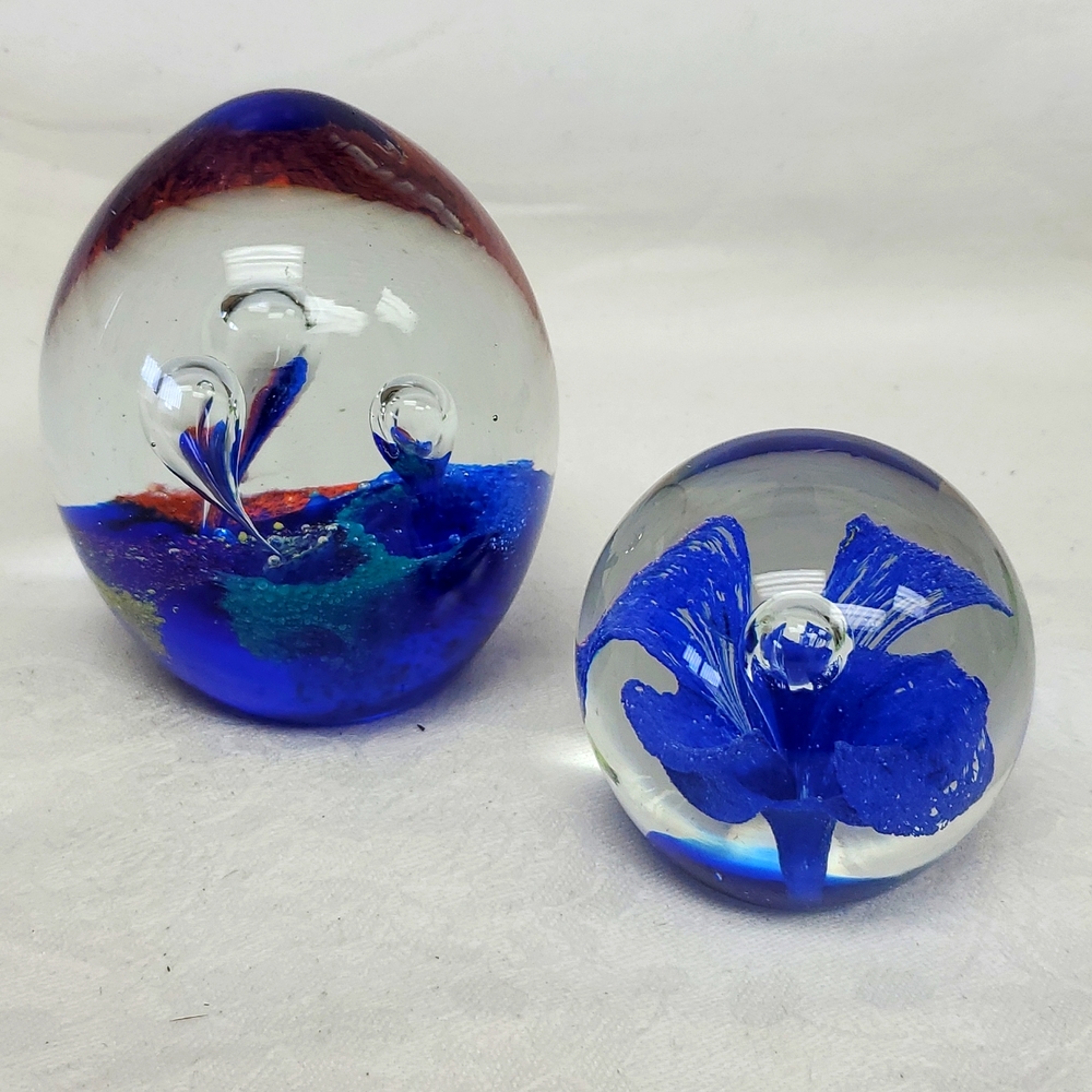 Vintage set of two hand blown art glass paperweightsBy Dynasty Gallery